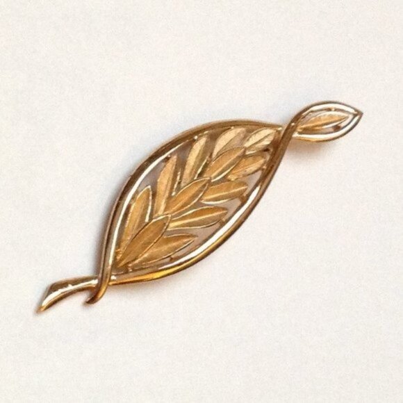 Trifari Gold Tone Leaf Brooch Pin Nature Farm Cottagecore Plant Party Accessory - Picture 1 of 7
